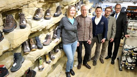 Gewinn für alle Seiten: Bei der Unternehmensübergabe haben Ilka Neinhardt (v. l.) und Jürgen Schöpke von Bluesky GmbH und auch Edgar Fitz, der die EFI Rempuschefsky Maschinen und Formenbau GmbH übernommen hat, von dem Unternehmensservice der Region Hannover rund um Thomas Löhr profitiert. Wirtschaftsdezernent Ulf-Birger Franz hebt die Wichtigkeit des Themas für den Wirtschaftsstandort Region Hannover hervor