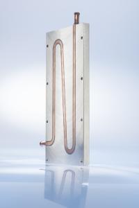 Beispiel für einen Flüssigkeitskühlkörper mit einer Kühlplatte aus Aluminiumdruckguss und Kühlrohren aus Kupfer