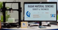 Gemeinsame Präsentation des in viele Produktionsanlagen integrierbaren Sensors (links) auf der Messe Sensor + Test am 11.05.2022 / Foto:SKZ