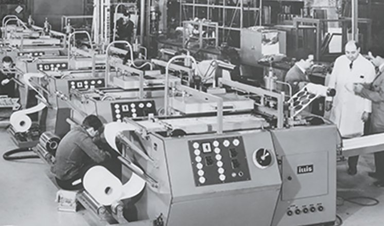 ILLIG entwickelt 1963 die ersten Druckluft-Schnellformautomaten für den Form-Stanzbetrieb des Ty.jpg