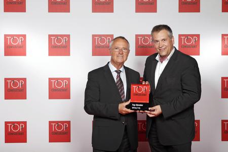 Übergabe des Siegels „Top Consultant“: Bundesfinanzminister a. D. Hans Eichel und Michael Buttgereit, geschäftsführender Gesellschafter der Gute Botschafter GmbH. Copyright: KD Busch / compamedia