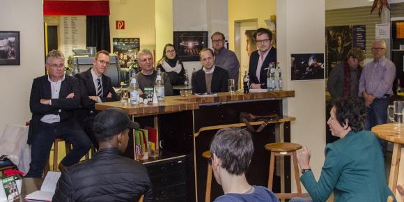 Der Landtagsabgeordnete Winfried Mack (l) diskutierte beim KI Film Festival im Kino am Kocher mit Prof. Dr. Ricardo Büttner und Prof. Dr. Ulrich Klauck von der Hochschule Aalen sowie dem Digitalisierungsexperten Tobias Schmailzl von der Plan B GmbH / Fotohinweis: © Hochschule Aalen | Hermann Baumgartl