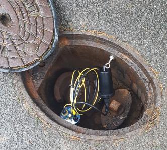 Die Enigma3m-Logger sammeln vollautomatisch korrelierbare Geräuschdaten und senden sie aus der Unterflurkappe an den Webserver.