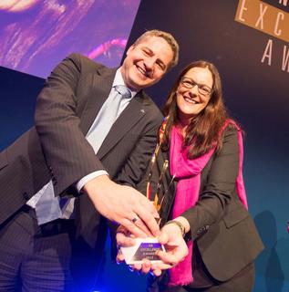 - Das innovative Personalentwicklungsprojekt "PIONIERE auf der Walz" der WITTENSTEIN AG ist mit dem HR Excellence Award 2013 ausgezeichnet worden. Oliver Kössel, Leiter Personal der WITTENSTEIN AG, nahm gemeinsam mit seiner Assistentin Petra Bartlotti den Preis entgegen. (Bildquelle: Laurin Schmid)