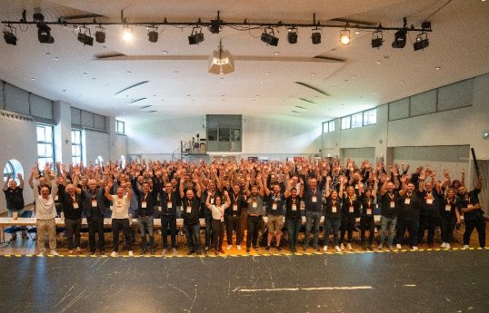 Gruppenbild servereye Partnertag 2024 im Big Eppel, Foto_Michael Wekesser.jpg