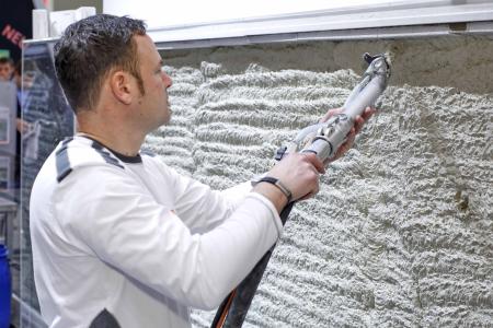 Die vielfach ausgezeichnete Leichtputz-Innovation TRI-O-THERM M wird auf der NordBau an allen Messetagen in Intervallen von zwei Stunden in insgesamt vier Lagen live auf einer Schauwand appliziert.