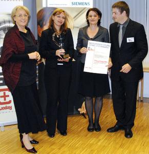 Bundesministerin Heidrun Silhavy überreicht den Sonderpreis für "Chancengleicheit in der IT" an ADVANCE-Projektleiterinnen Karin Siebenhandl und Sabine Zauchner von der Donau-Universität Krems. (Foto: Donau-Universität Krems )