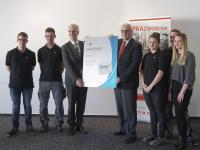 Mahr-Geschäftsführer Stephan Gais (4. v.l.) und Prof. Dr. Günter Hirth von der IHK Hannover mit Auszubildenden der Firma Mahr 