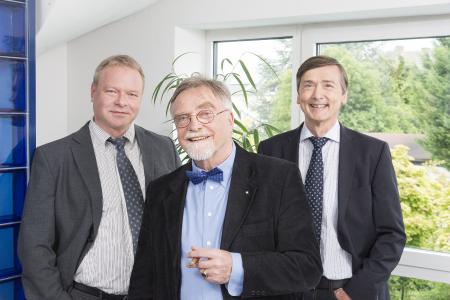 VZM-Geschäftsführer Peter Loibl (links) und Peter Stürmann (rechts) mit dem Firmengründer Rainer v. zur Mühlen (Mitte)