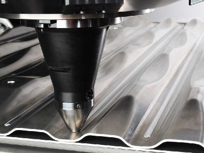 Bei FSW erzeugt ein drehender Reibstift durch Reibung und Druck an der Nahtstelle die benötigte Prozesswärme. Der Werkstoff wird durch die eingebrachte Wärme plastisch verformbar und durch die Rotation des Werkzeugs entlang der Nahtstelle verrührt
