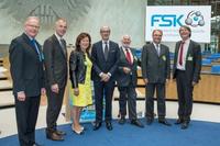 Dr. Hans-W. Schloz (FSK Managing Director, first from left) and Albrecht Manderscheid (FSK Chairman, middle) with panel guests from left to right Johannes Remmel (NRW Environmental Minister), Ilka von Boeselager (Member of NRW Parliament), Prof. Dr. Ernst von Weizsäcker (Co-President “The Club of Rome“), Dr. Dietmar Kopp (Federal Ministry for Economic Affairs and Energy) and moderator Dirk Jepsen (Ökopol) under the federal eagle in the WCC / old Bundestag Bonn.