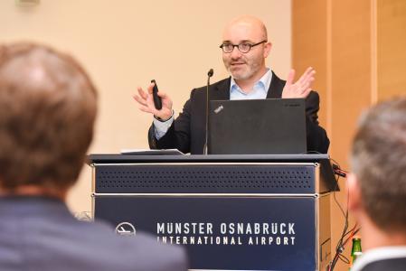 Magnus Wagner, Vorstand der LIS AG, begrüßt die Teilnehmer der Forumstage. (Foto: LIS AG)