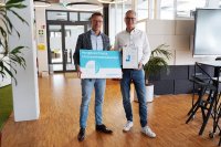 Daniel Bär (rechts), CCC® - Certified Credit Controller®, Abteilung Vertrieb der Creditreform Karlsruhe, übergibt das CrefoZert an Sascha Wellershoff, CFO der Asseco Solutions.