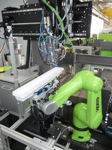 Very small footprint with MOLD’n SEAL: In-line processing of injection moulded luminaire housings with direct application of a PU foam gasket
