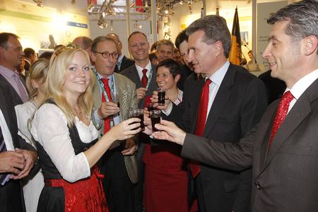 Gute Stimmung beim Landesempfang. Heilbronns Oberbürgermeister Helmut Himmelsbach, Schöntal Bürgermeisterin Patricia Filz, die Hohenloher Weinkönigin und WHF-Chef Steffen Schoch stoßen mit Ministerpräsident Günter Oettinger an auf eine erfolgreiche Messe.