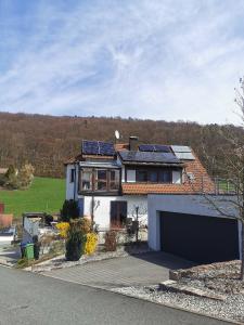 Photovoltaik auf einem Einfamilienhaus in Weißenohe © iKratos