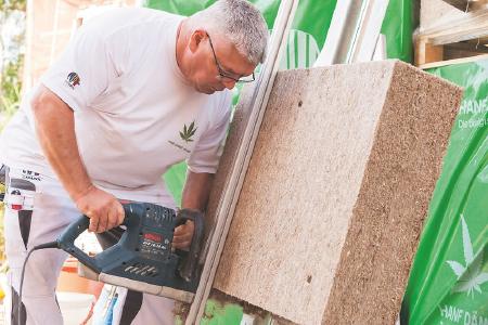 Natürlich mit Hanf dämmen: Hanfplatten des Fassadendämmsystems Capatect NATURE HANF lassen sich auf der Baustelle maßgenau zuschneiden. Caparol empfiehlt Verarbeitern dafür das passende Werkzeug. Foto: Caparol Farben Lacke Bautenschutz/Sergej Kleptcha