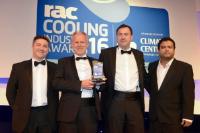 Steffen Wagner (zweiter von links) und Jörg Knetsch (zweiter von rechts) nahmen den Award für Rittal entgegen / Rechts im Bild ist Paul Sinha, Moderator und englischer Stand Up Comedian, sowie links Nigel Hillier, Managing Director Carel UK / Quelle: Rittal GmbH & Co. KG 