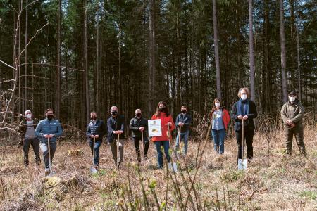 Gesundes Wachstum in der Region – die Teilnehmer/innen der Baumpflanzaktion (v.l.n.r): Hans Stark (Leiter Universitäts-Forstamt Sailershausen), Roman Kuhn (Gesellschafter), Sebastian Kuhn (Gesellschafter), Peter Kuhn (geschfd. Gesellschafter BAURCONSULT), Mario Hess (Bauleiter Neubau), Kristina Höhn (Marketingleitung), Philipp Hahn (Gesellschafter), Kathrina Schafhauser (Schutzgemeinschaft Deutscher Wald), Andreas Baur (geschfd. Gesellschafter), Björn Lieblein (Revierleiter). Foto Tom Bauer