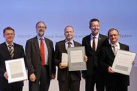 Dr. Oliver Kienzle (Mitte), Geschäftsführer der Carl Zeiss SMS GmbH, erhält stellvertretend den Preis in der Kategorie Industrie & Material