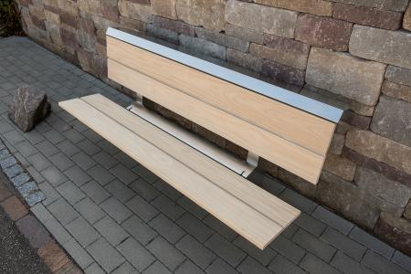 Die Parkbank der Zukunft soll immer trocken sein und darüber hinaus modern, hochwertig, platzsparend und edel in der Anmutung daherkommen. Damit die Optik im öffentlichen Raum eine lange Zeit ansprechend bleibt, sollte die Parkbank zudem die Hemmschwelle für potenzielle Vandalen erhöhen. Eine Antwort auf all diese Ansprüche hat die ROBI AG gefunden – und zugleich einen leistungsfähigen Partner für moderne Maschinenelemente. www.robi-ag.com/de/stadtmobiliar