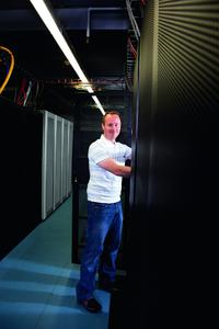 Marco Haack, Director IT Infrastructure&Services, im Hochleistungs-Serverraum