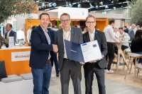 v.l.n.r. Matthias Springer, Leiter Funktionale Sicherheit & Security beim TÜV NORD CERT übergibt das Zertifikat an Dr. Thomas Bürger, Executive Vice President Automation Products and Solutions bei Weidmüller und Dr. Björn Griese, Leiter Product Security bei Weidmüller 