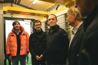 Volker Buck (v.r.) und Torsten Speth gaben Christian Junge, Tobias Priem und Hannes Pohl einen Einblick in den Aufbau und die zentrale Bedeutung des Netzknotenpunktes.