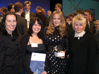 (von li): IHK-Vizepräsidentin Kirsten Hirschmann, Stefanie Schulz (Bundesbeste Fachkraft für Lagerlogistik), Moderatorin Barbara Schöneberger und IHK-Geschäftsführerin Renate Rabe bei der Auszeichnung