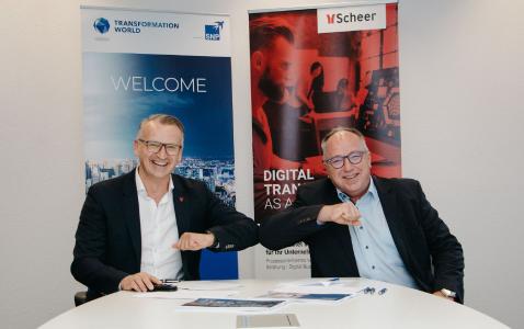 Mario Baldi (links im Bild), CEO der Scheer Group, und Michael Eberhardt (rechts im Bild), Chief Operating Officer (COO) der SNP, bei der Vertragsunterzeichnung.
