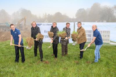 Spatenstich der SEP AG in Holzkirchen am 28.10.2015 (v.l.n.r.) Johann Krahfuß (Aufsichtsrat der SEP AG), Wolfgang Rzehak (Landrat des Landkreises Miesbach), Olaf von Löwis (Bürgermeister von Holzkirchen), Alexander Schmid (Geschäftsführer SMG, Standortmarketing Gesellschaft Miesbach), Heinz S. Bauer (Architekt), Georg Moosreiner (Vorstand der SEP AG)