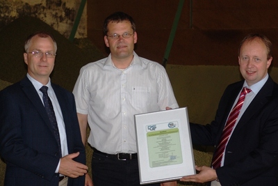 Erstes REDcert-Zertifikat: v.l. Dr. Eric Werner-Korall (DQS), Bernd Kleeschulte (GF Kleeschulte GmbH & Co. KG), Peter Jürgens (GF REDcert GmbH)