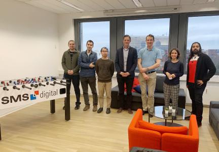 Von links: Artur Faizullin, SMS digital; Mohammad Armoun, Chen Shikun, Erstplatzierte; Bernhard Steenken, CEO SMS digital; Dirk Lieftucht, SMS digital; Sherri Hadian, SMS digital; Gari Jose Ciodaro Guerra, Zweitplatzierter