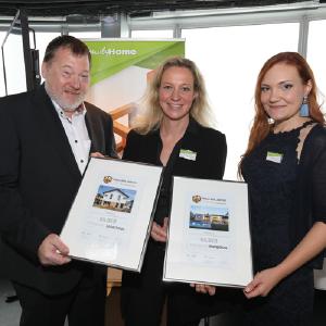 Klaus Vetterle und Maria Seidenkranz vom Family-Home-Verlag überreichten die Silber-Urkunden an FingerHaus-Marketingleiterin Kerstin Lidgett (Mitte)