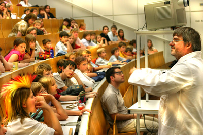 Prof. Hans-Jörg Krüger während seiner Chemievorlesung