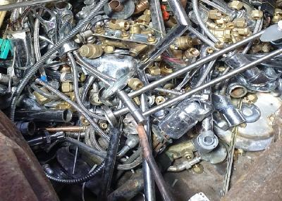 Recycling ist nicht erst seit Kurzem eines der ganz großen Themen unserer Zeit. Wir können es uns gerade in unserer Wegwerfgesellschaft nicht länger leisten, Rohstoffe nach ihrer ersten Nutzung ungenutzt zu verschrotten. Die Schrottabholung Mülheim an der Ruhr ist darauf spezialisiert, Schrott beim Kunden abzuholen und ihn den Wiederaufbereitungsanlagen nach einer entsprechenden Vorsortierung zu überlassen. Durch diese Tätigkeit wird gewährleistet, dass die wertvollen Bestandteile des Schrotts z