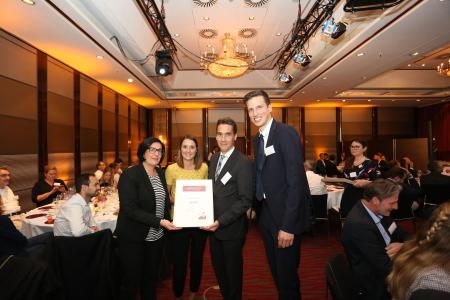 Simone Deckers (Leiterin Vertrieb Privat- und Gewerbekunden), Sabine Conrads (Teamleiterin Bestandskundenmanagement), Stephan Birkhölzer (Geschäftsbereichsleiter Kundenmanagement) und Christian Roeb (Consultant Service Rating) auf der Preisverleihungsfeier am 5. Juni in Köln / Fotonachweis: ServiceRating