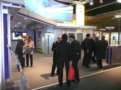 Reger Andrang am Hella-Stand auf der Light + Building 2010 in Frankfurt