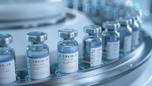 Glasflaschen für den Corona-Impfstoff werden mithilfe modernster Vakuumtechnologie von Busch Vacuum Solutions hergestellt.
Foto: © Gorodenkoff - stock.adobe.com