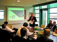 Marabu-Geschäftsführer Ralf Günther führt durch den Berliner Infotag 