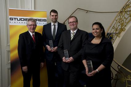 Die diesjährigen Studienpreisgewinner der Euro-FH mit dem Präsidenten der Fernhochschule, Prof. Dr. Jens-Mogens Holm (l.): Gregor Kern, Detlef Ames und Fatma Eser (v.l.n.r.)