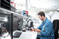 In den modern ausgestatteten Labors von Würth Elektronik werden nicht nur neue elektronische Bauelemente entwickelt, sondern auch Know-how zu deren optimaler Anwendung gesammelt – Datenblätter beruhen z. B. meist auf empirischen Messwerten / Bild: Würth Elektronik