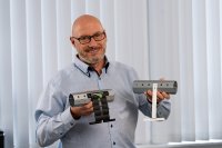 Einfache Montage: Frank Grothe (SELVE-Produktentwickler und Konstrukteur) zeigt die beiden neuen Rollladenbauteile. Der starre Wellenverbinder 