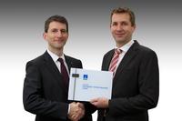 Übergabe der Zertifizierungsurkunde durch Norman Schäfer, Sales Director bei NetApp, an Philipp Alexander, Geschäftsführer der SVA System Vertrieb Alexander GmbH