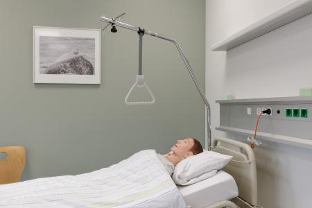 Ganz real: Die Praxisräume im Erdgeschoss wirken wie echte Patientenzimmer, geübt wird an Puppen, Mitschülern oder Schauspielern. Der Wandfarbton (3D Agave 40) betont das Wesentliche – den zu pflegenden Patienten / Fotos: Caparol Farben Lacke Bautenschutz/Alexandra Lechner