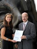 Präsentieren den Wirtschaftslagebericht für das zweite Quartal 2014: IHK-Hauptgeschäftsführerin Elke Schweig und Dr. Helmut Kessler, stellvertretender Hauptgeschäftsführer (Foto: IHK)