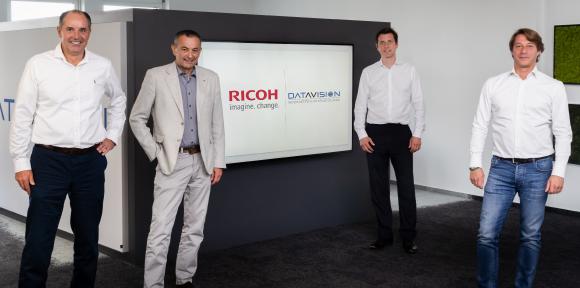 V. l. n. r.: Jochen Roggenkämper (Geschäftsführer DataVision), Niculae Cantuniar (CEO Ricoh Deutschland), Edward Hamilton (Vice President Communication Services, Ricoh Europe), Andreas Matthei (Geschäftsführer DataVision)