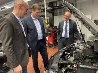 In den modern ausgestatteten Kfz-Werkstätten der Bildungsakademie in Stuttgart-Weilimdorf erfuhr Staatssekretär Dr. Florian Toncar (m.) von Peter Friedrich, Hauptgeschäftsführer der Handwerkskammer Region Stuttgart (r.) und Teamleiter Christian Binnig direkt aus der Praxis Hintergründe zur Durchführung der Überbetrieblichen Ausbildung