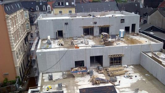 Zentimeterarbeit: Der Neubau reicht dicht an den Baubestand heran....