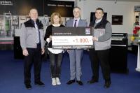 Norbert Peter, Leiter des Rittal Werks in Rittershausen (l.), und Mario Milic, Leiter der Werkslogistik bei Rittal in Rittershausen (r.), übergeben die 